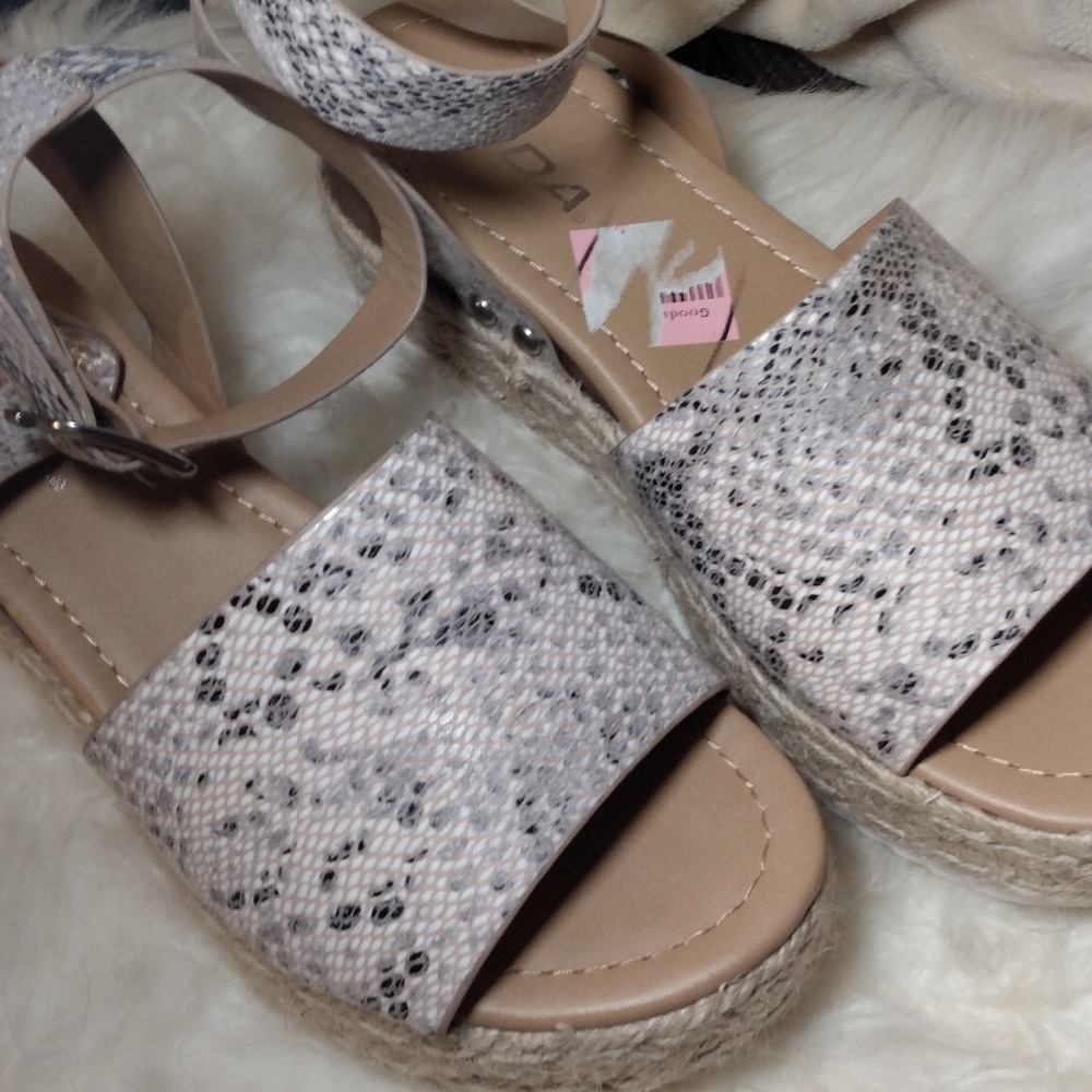 Sandals - Picture 5 of 6